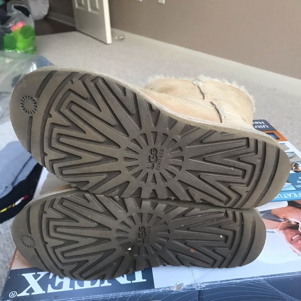 Uggs Boots. Bailey Button. 7 US. - Picture 5 of 7